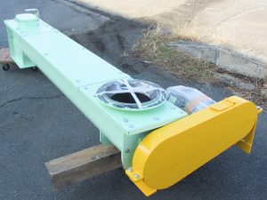 飼料製造メーカーのラインに導入したスクリューコンベヤー