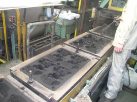 金枠付造型:金枠付造型機で複雑な形状も可