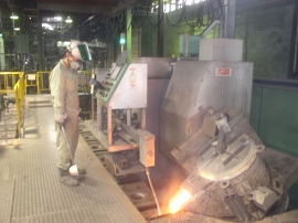 注湯:自動注湯機