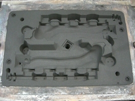 金枠付造型:金枠付造型機で造型された砂型