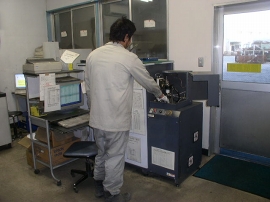 材質成分保証:発光分光分析機